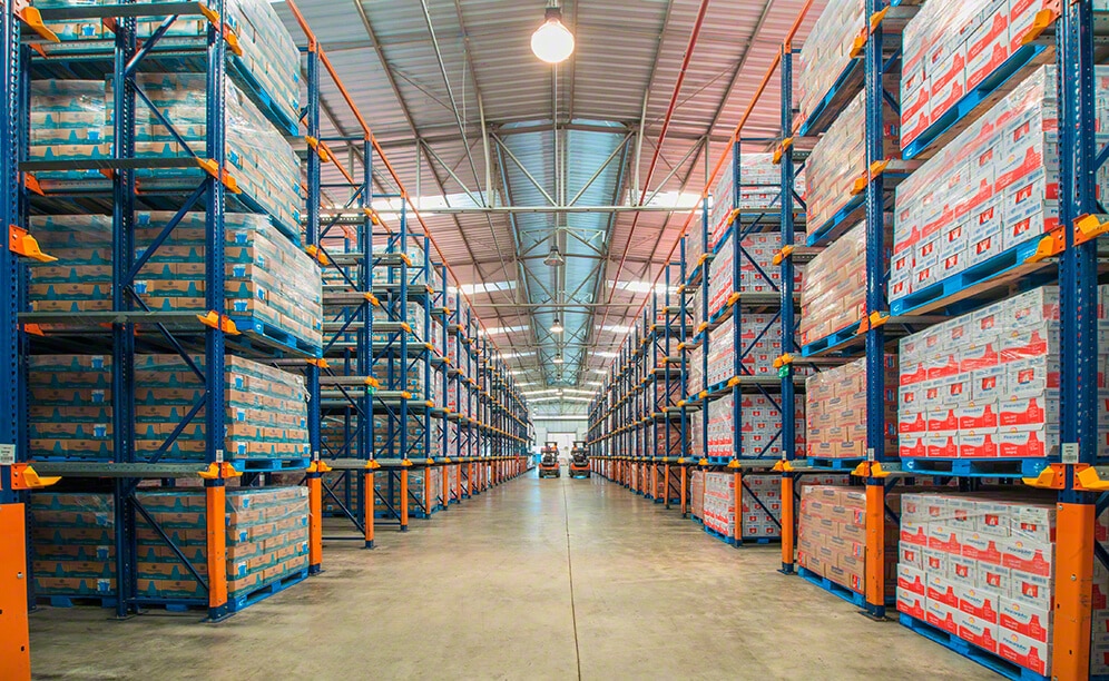 Aisles have sufficient breadth to ensure the smooth movements of the handling equipment. Up to two machines can operate safely at once and undertake the corresponding manoeuvres with ease