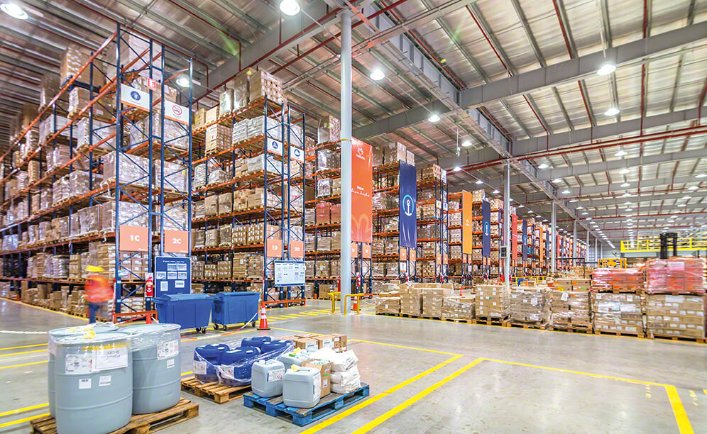 The warehouse consists of 28 aisles of 63 m long pallet racks