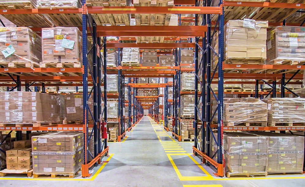 An underpass cuts across the racks and facilitates workflows. The operator’s movements are optimised, besides it serving as an emergency exit