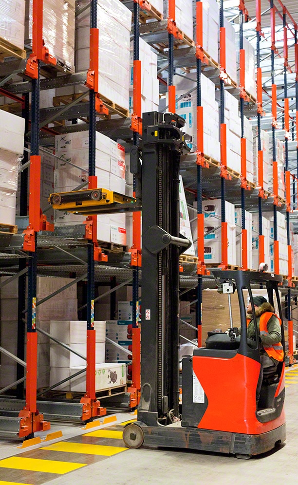 The forklifts do not enter the aisles, so the risk of accidents from blows against the rack structure is virtually nil