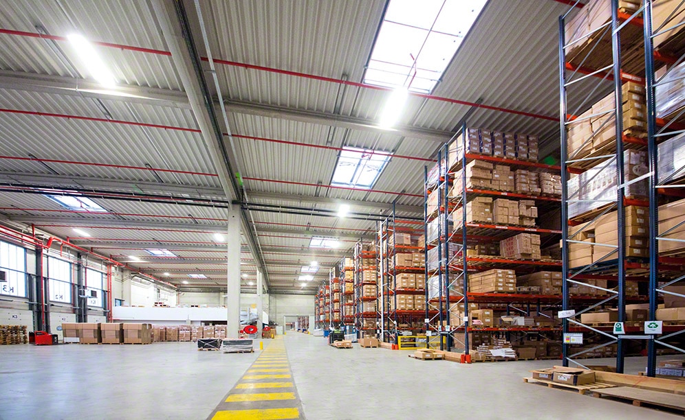 To speed up goods reception and dispatch processes, a wide preloads area was enabled on the both side of the logistics centre’s floor
