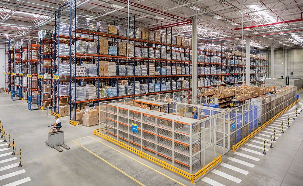 A distribution centre able to store, manage and carry out the picking of thousands of pet supply items