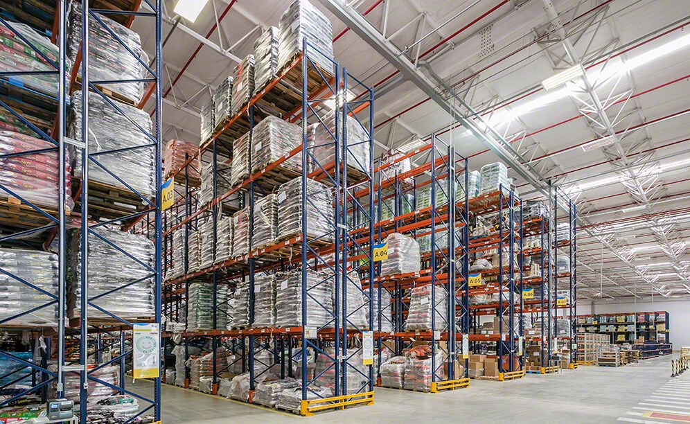 With a height of 9.5 m, the pallet racks in this area can store 3,808 pallets