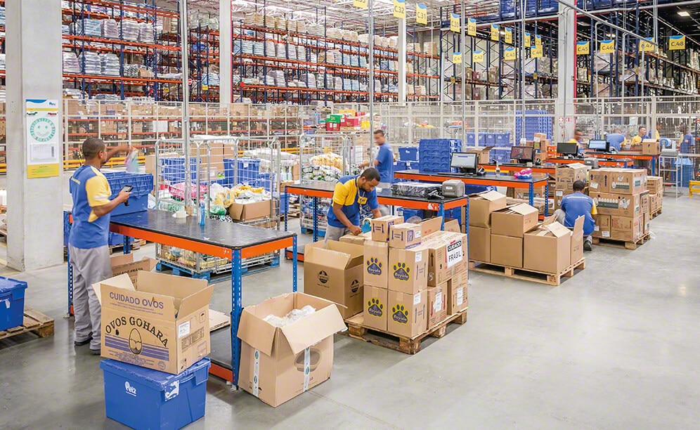 Consolidation area: in this area, operators prepare and verify the packing list, at the same time that the order's shipping labels are issued and stuck on