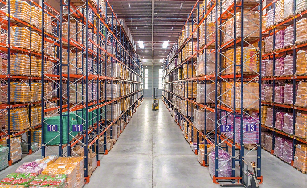Mecalux has equipped the two warehouses with 11.5 m high, 83 m long pallet racks
