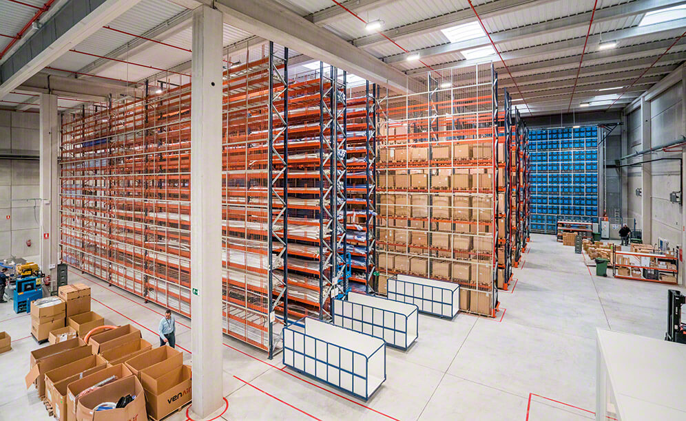 The Venair warehouse is equipped with three different storage systems by Mecalux: pallet racking, narrow aisle racking and an automated miniload system