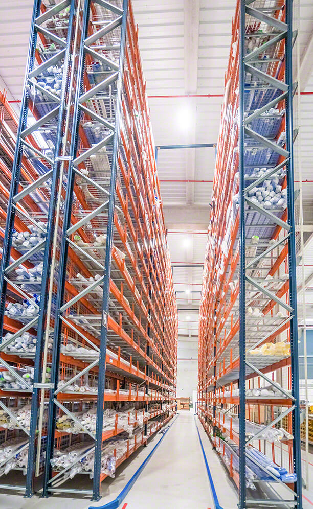 The 11 m high racks make full use of the surface area and height of the warehouse in order to increment the storage capacity