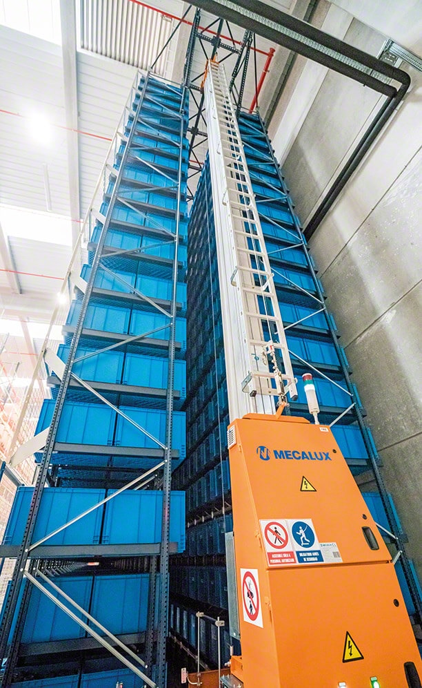 The miniload is composed of a single aisle with double-depth racks running down both sides, measuring 34 m long and 8 m high