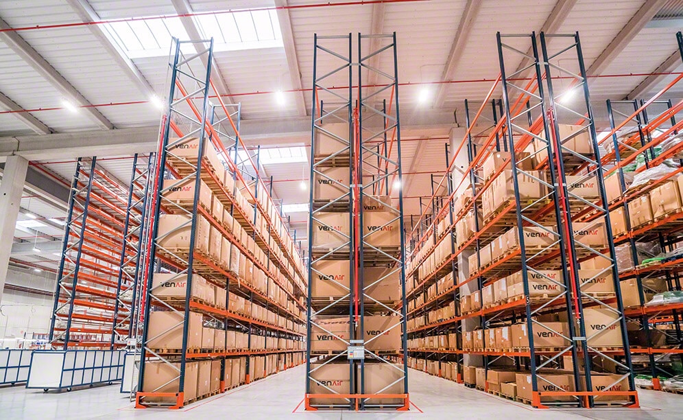 Mecalux has supplied 8.5 m high pallet racks and these provide a storage capacity for 2,072 pallets
