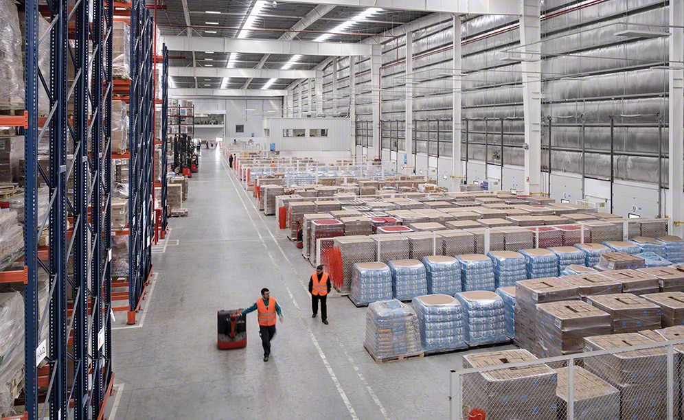 The Unilever distribution centre allocates a 3,000 m² preloads zone, set up in front of the 27 docks, to the reception and dispatch of goods