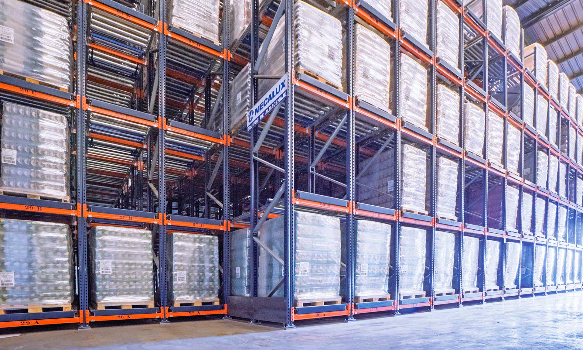 Live pallet racking with 141 storage channels to manage more than 1,000 tonnes of rice