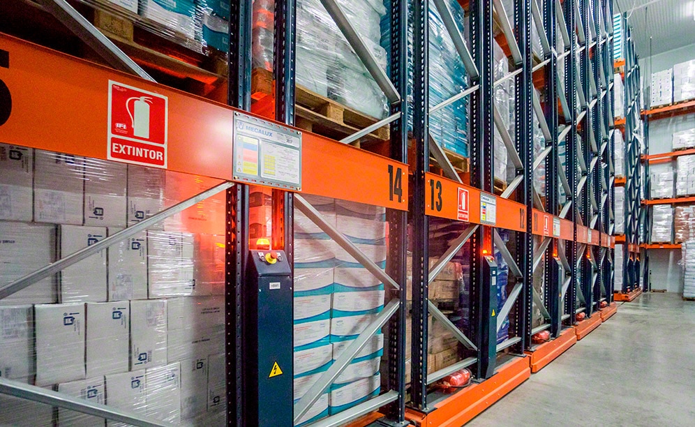 Mecalux has equipped the three frozen storage chambers of Frío Valencia with Movirack mobile pallet racking