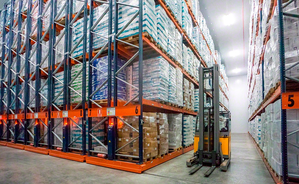 The Movirack units are especially useful in frozen storage chambers since they lessen the electricity consumed to create cold storage conditions by distributing this cold air between a larger number of stored pallets