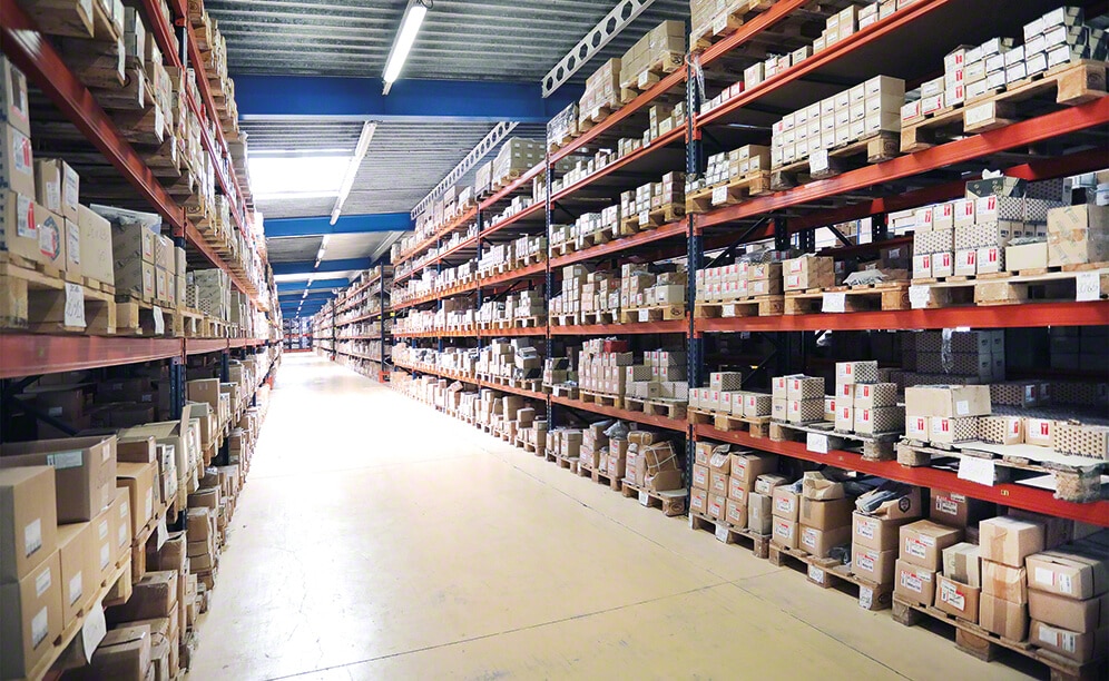 In the pallet racks for pallets and picking, orders are prepared directly from pallets or from the boxes deposited on the shelves