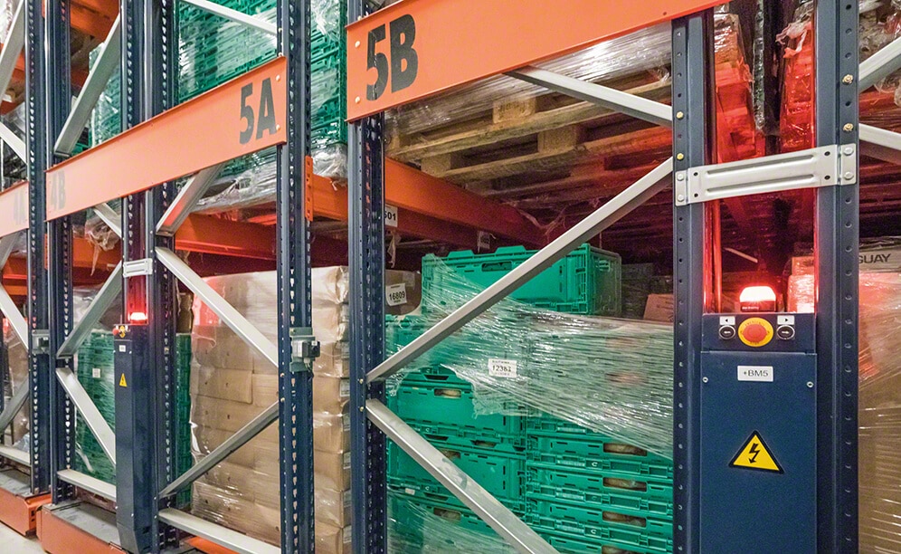 The Trazcarnes frozen storage installation is equipped with Movirack mobile racks by Mecalux