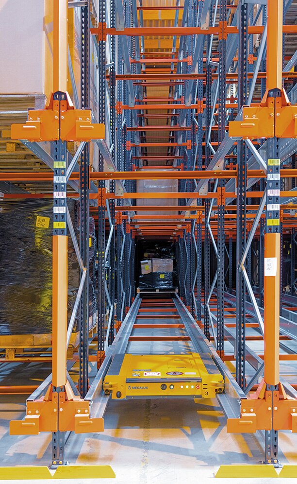 The central cell contains a semi-automatic storage system with 5 Pallet Shuttles, tasked with carrying out the movements within the interior of the racks