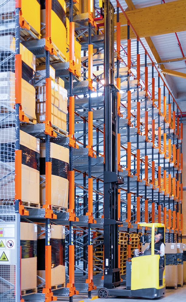 The machines used by operators are high-lifting reach trucks, able to extend to 10 m in height and arrive to the top level of the racks
