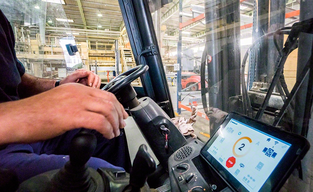 The Pallet Shuttle receives the operator’s commands sent from a Wi-Fi connected tablet