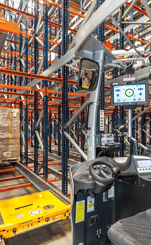 The installation is equipped with control tablets which are tasked with sending orders to all the Pallet Shuttles of the warehouse