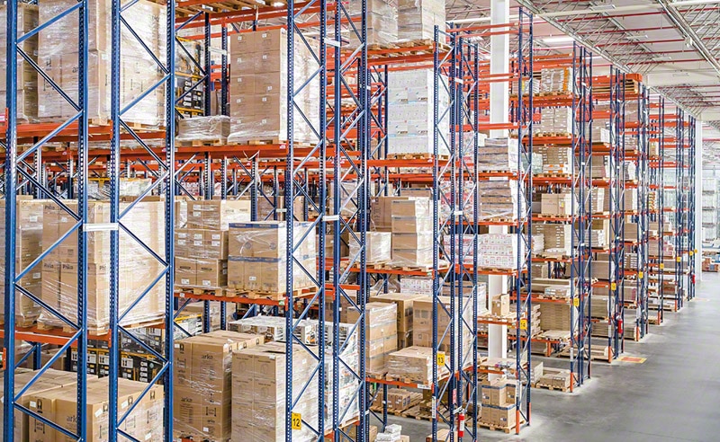 The Magazine Luiza warehouse includes 15 blocks of double-deep pallet racks that letting more than 15,300 pallets