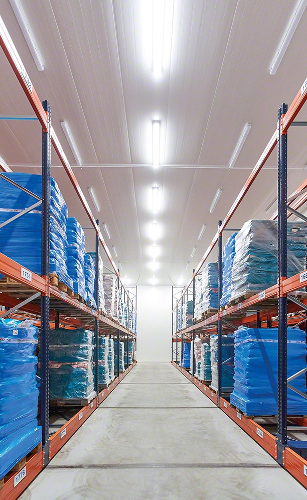 Reduced power consumption thanks to distribution of chilled air between pallets
