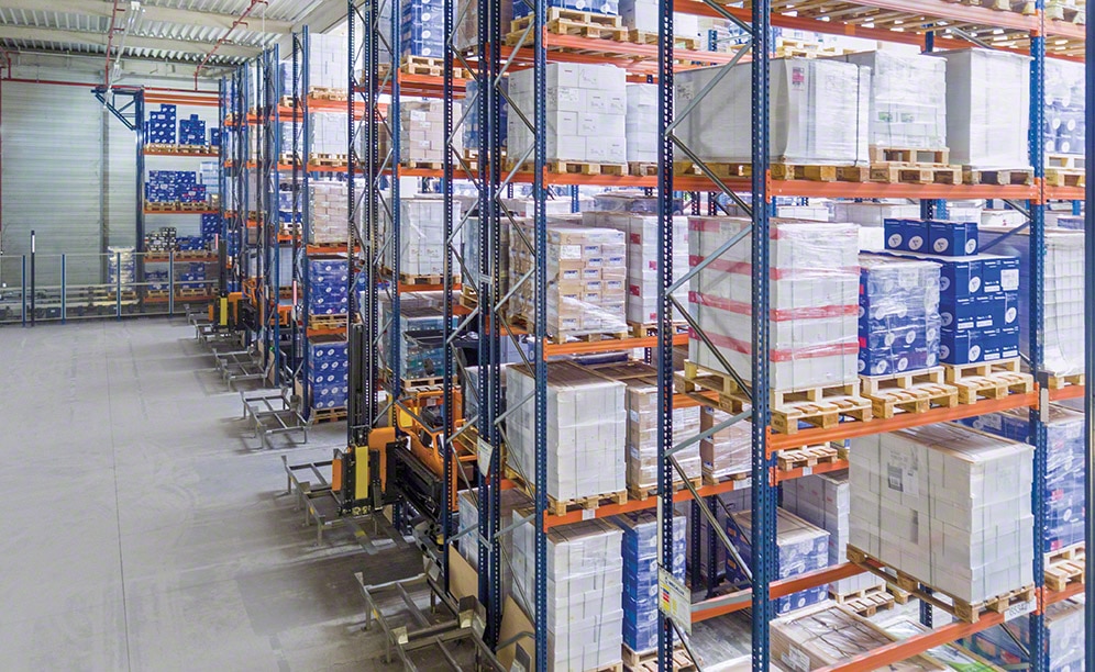 Pallet rack warehouse with automatic trilateral forklifts