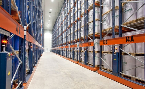 How to store 11,000 pallets of unusual dimensions in 4,400 m² thanks to the mobile racking from Mecalux