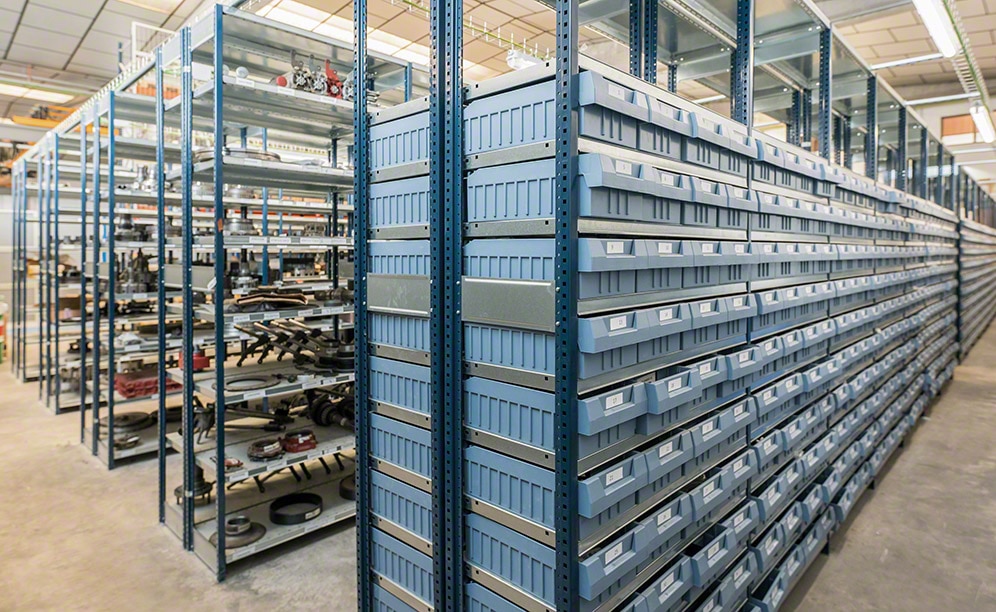 Shelving for picking in the spare parts warehouse for industrial vehicles