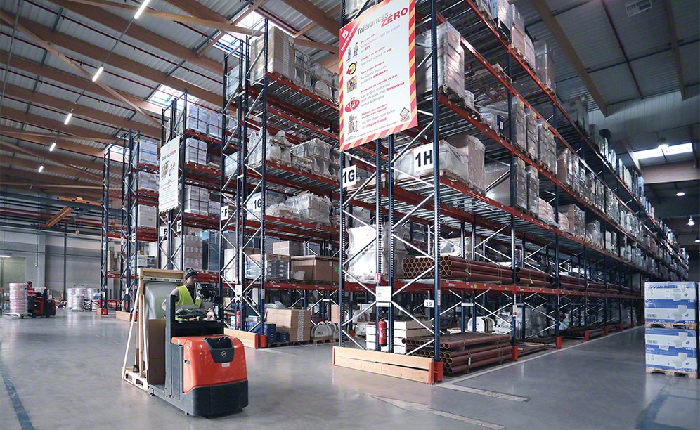 Saint-Gobain warehouses use the available space intelligently, making the most of each square metre with operations that contribute to better installation throughput