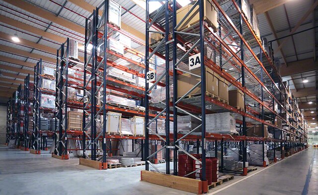 The pallet racks provide direct access to all pallets
