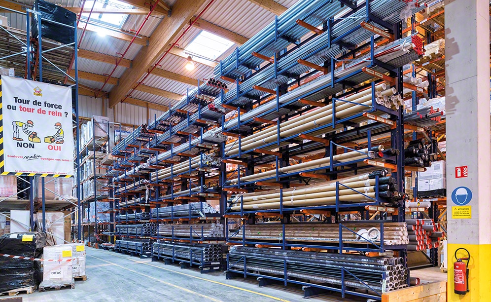 Saint-Gobain utiliza las estanterías cantilever para almacenar barras, perfiles, tubos y unidades de carga de gran longitud y peso, aprovechando al máximo la altura de la instalación