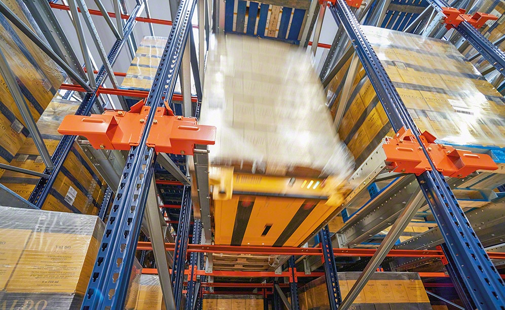 Semi-automatic Pallet Shuttle in warehouse of  logistics provider Logistic Net