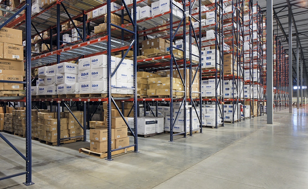 These racks are characterised by their versatility to accommodate pallets of different sizes and turnovers
