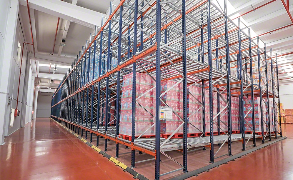 The 6.5 m high live racks create a storage block with 150 channels, all 11 m deep. In just 583 m2, this system provides storage of 1,350, 800 x 1,200 mm sized pallets