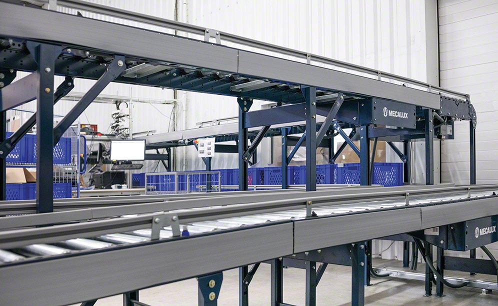Two conveyors: for finished products and for those pending completion