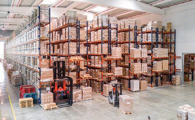 The warehouse has pallet racks and narrow aisles, which makes full use of the warehouse surface area to deliver a higher storage capacity