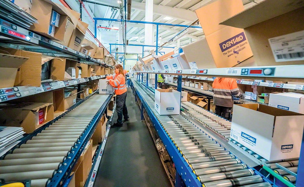 The rack locations include pick-to-light devices that guarantee top picking workflows