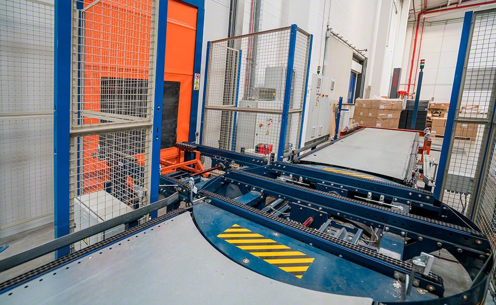 A conveyor circuit with an automatic lift connects the warehouse to the production centre
