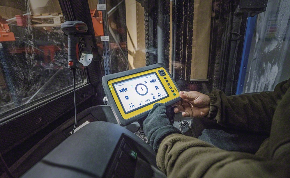Control tablets with Wi-Fi that send orders to the Pallet Shuttles