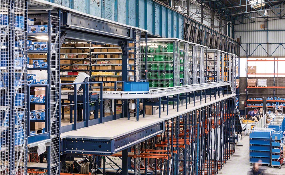 To connect the three warehouse levels, the circuit includes inclined belt conveyors that lower boxes to the other levels at a controlled speed