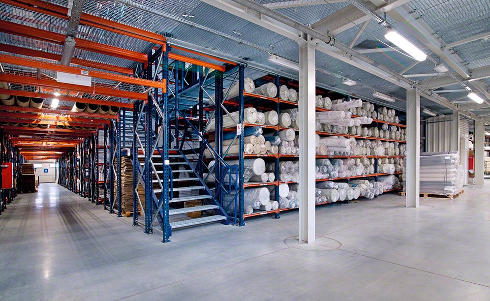Picking storage with walkways and cantilever racks optimally organise the textile products of the Polish manufacturer Eurofirany