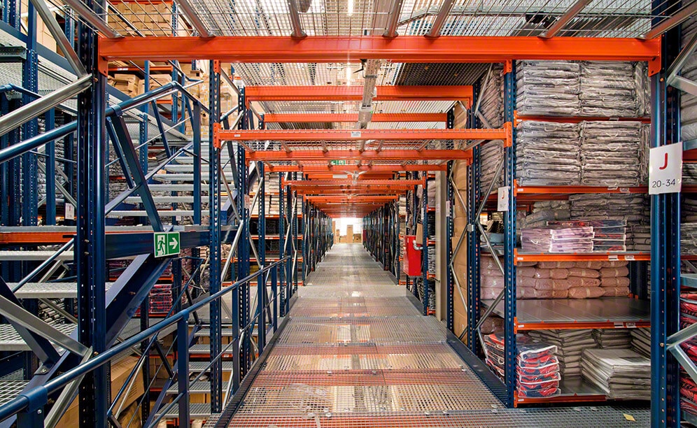 Mecalux installed 9.5 m, three floor high racks that support walkways —otherwise known as raised aisles