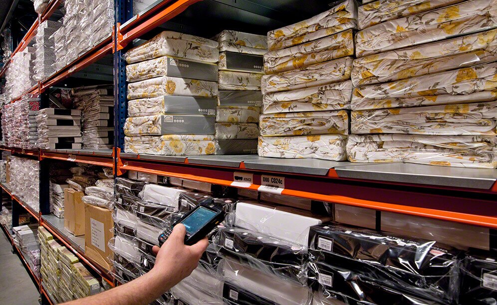 The operators, assisted by RF devices, move to the locations instructed by the warehouse management system, once there they collect the articles