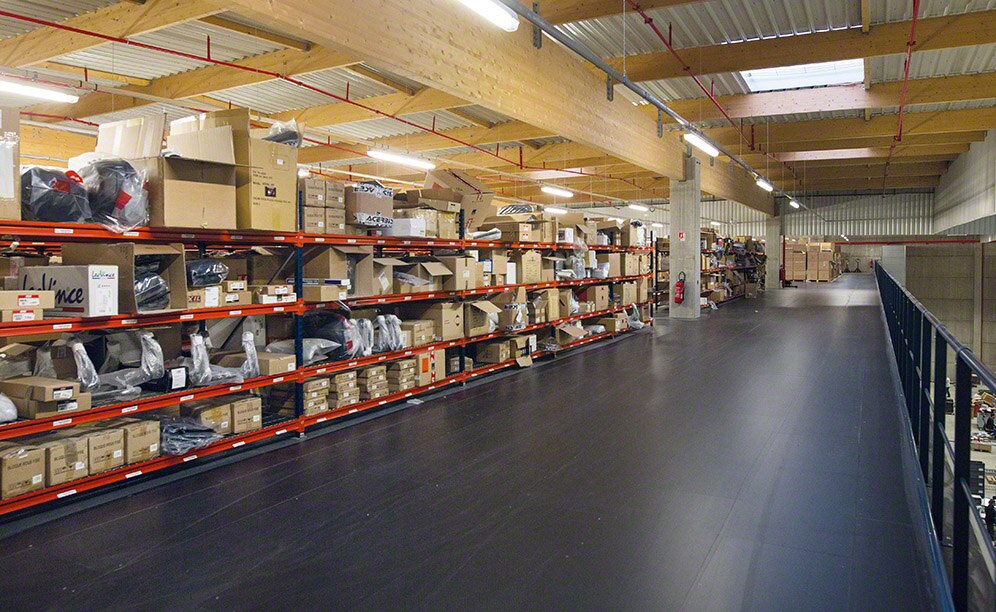 The upper floor was left column-free. Here, they have installed racks with distributions not seen in the other levels