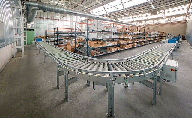 Mecalux supplied three blocks of live storage for picking and a conveyor circuit