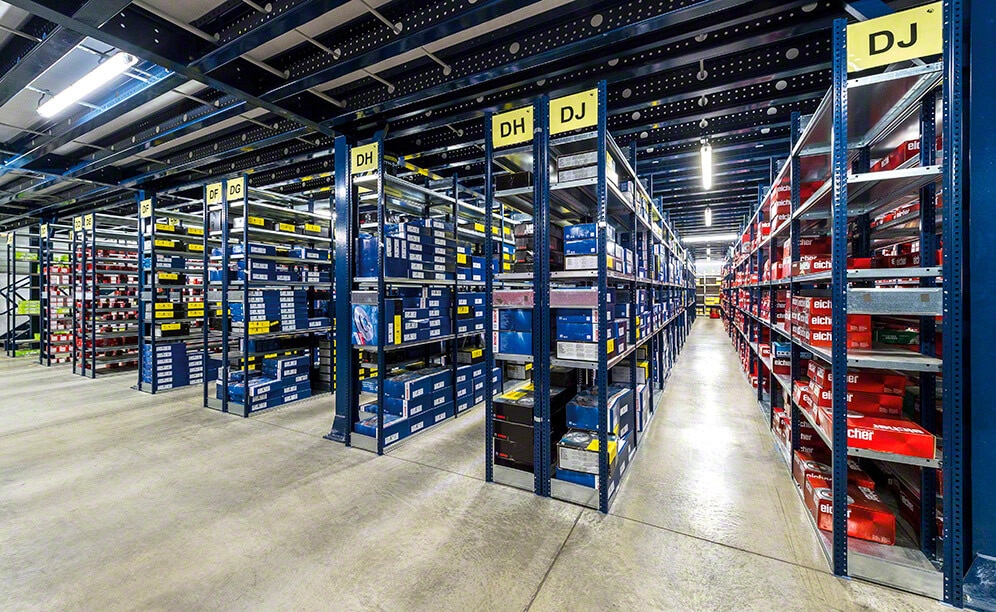 Storage for picking on the three warehousing levels provides excellent stock control, since the SKUs are always deposited in the same location