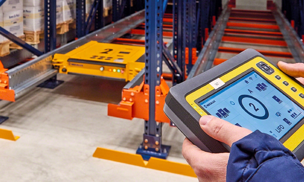 Pallet Shuttle in the warehouse of the logistics operator Ingram Micro