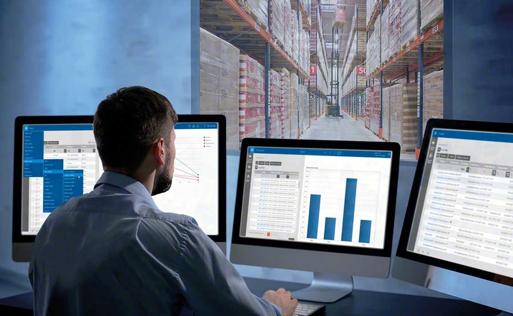 Un opérateur contrôle ses stocks grâce à un logiciel de gestion d’entrepôt, conçu pour la stratégie omnicanale logistique
