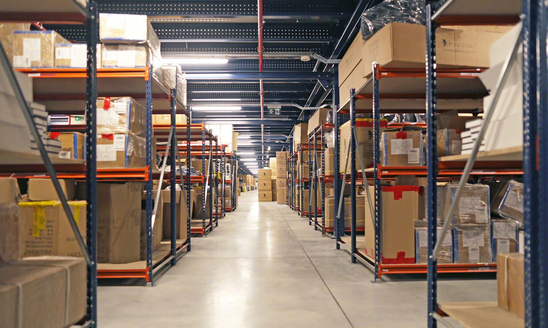 Puccini: mezzanine floor with picking shelves