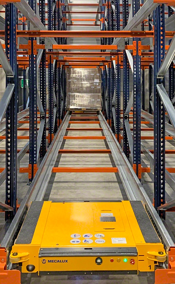 The racking unit takes up 350 m² and can store up to 1,120 pallets